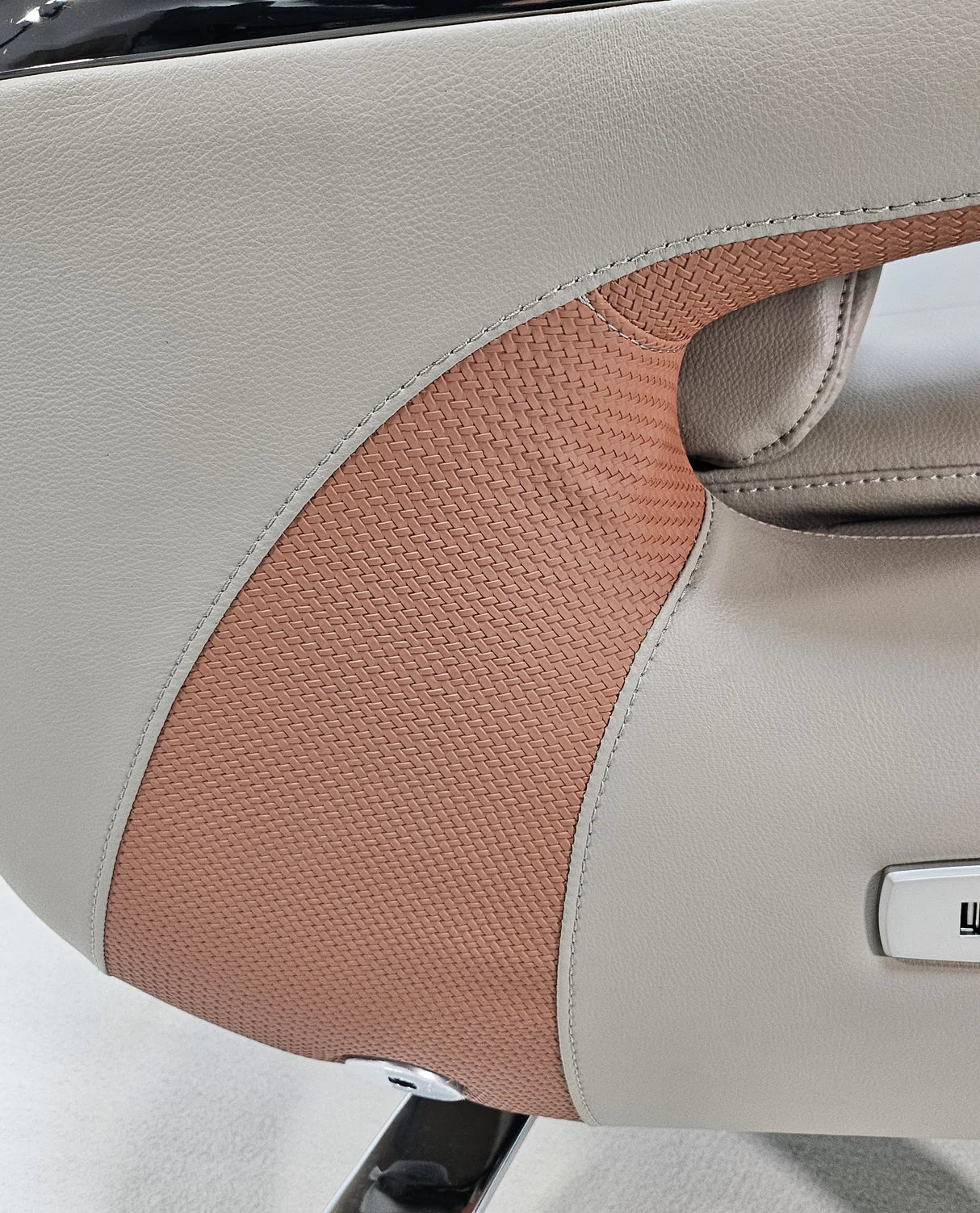 كرسي جلدي مصنوع حسب الطلب