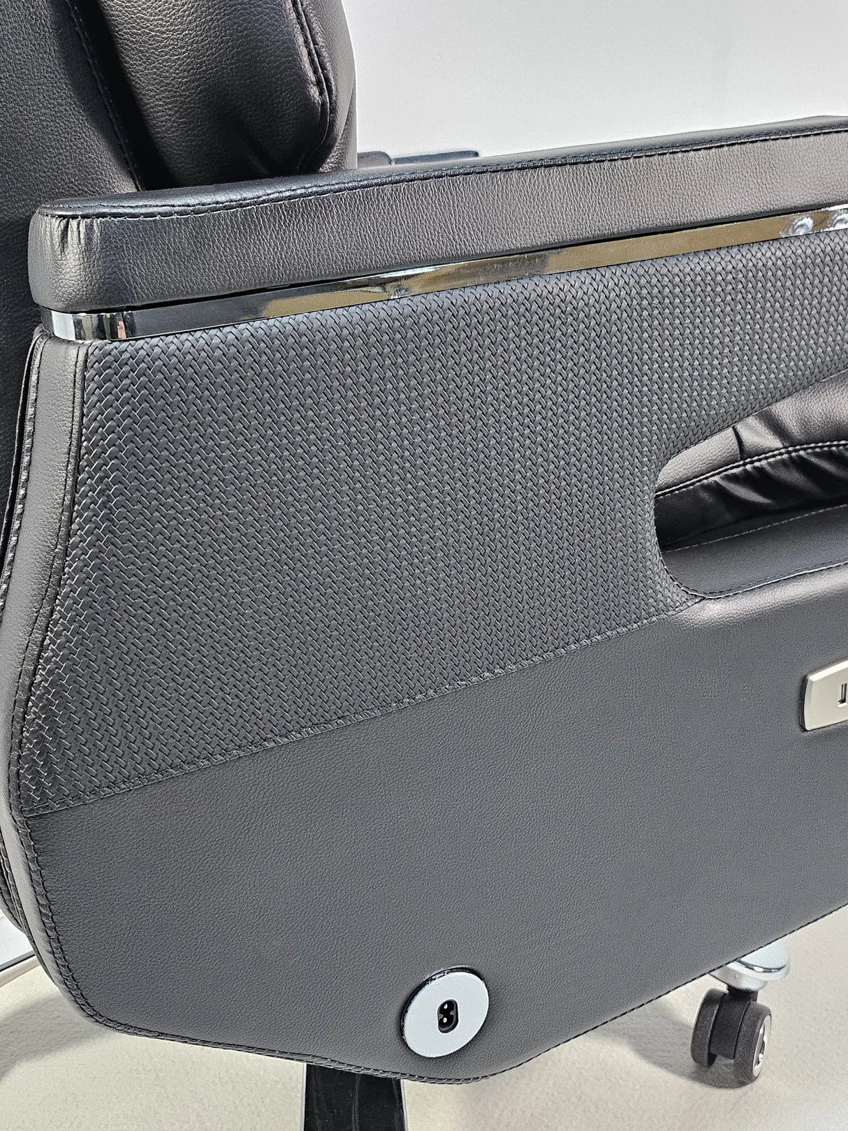 كرسي جلدي مصنوع حسب الطلب