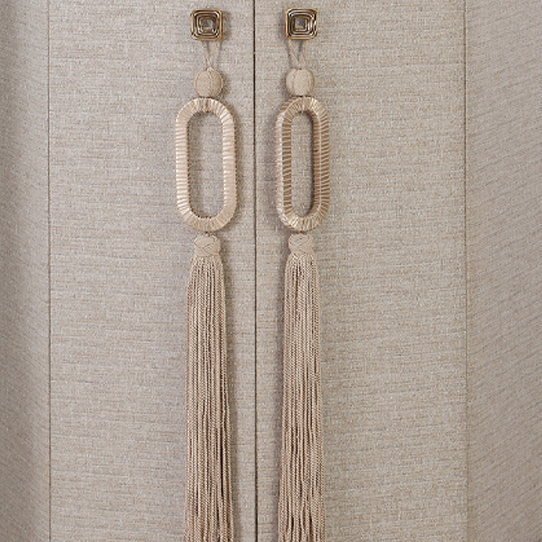 خزانة ملابس رمادية فاتحة