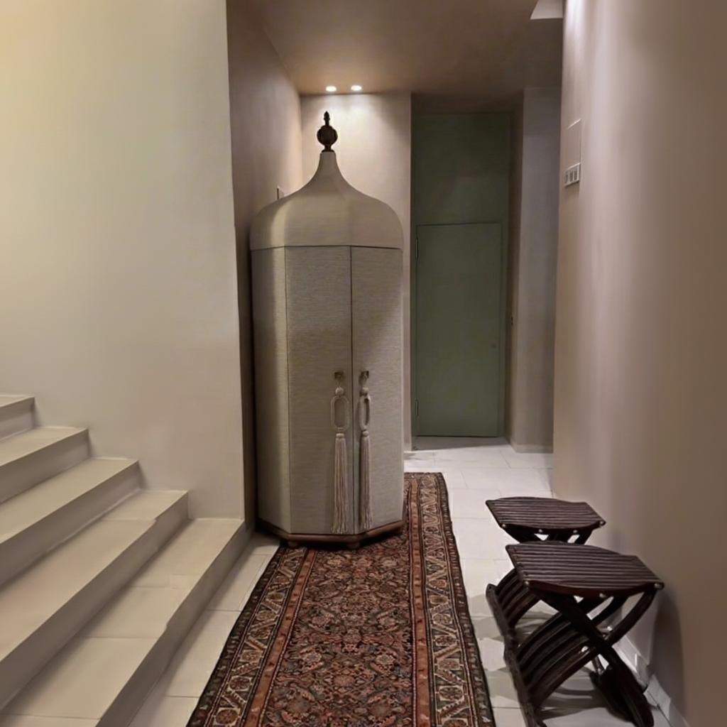 خزانة ملابس رمادية فاتحة