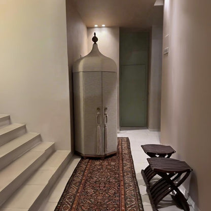 خزانة ملابس رمادية فاتحة